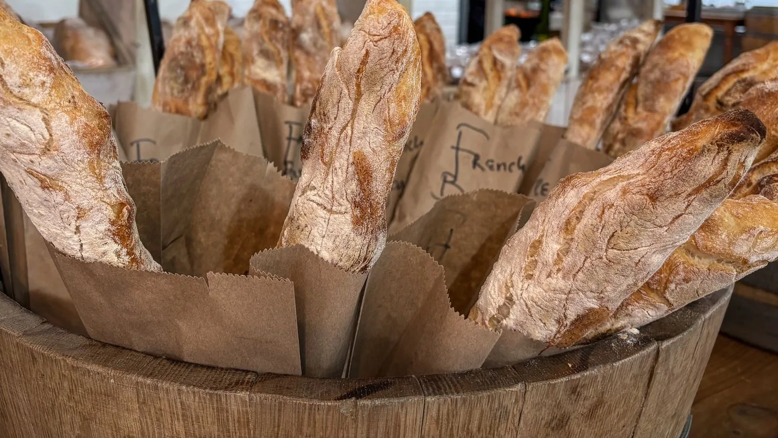 Baguettes dans des sachets kraft en boulangerie