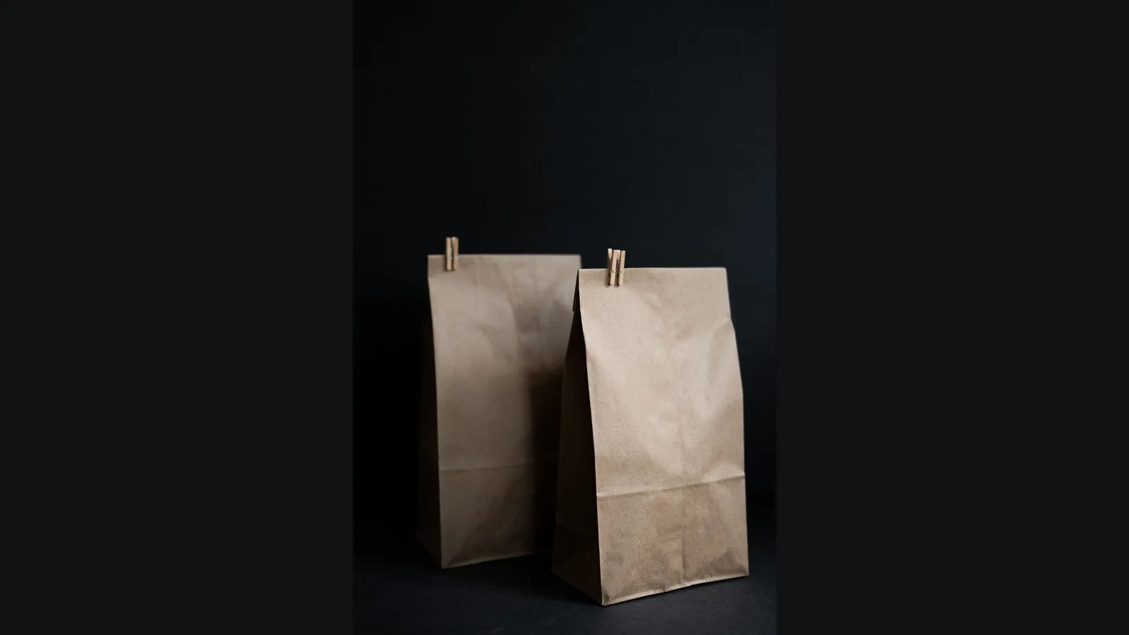 Deux sachets kraft SOS fermés par une pince