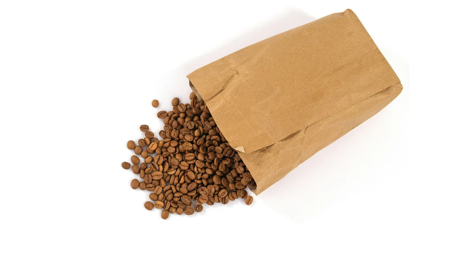 Café en grains versé dans un sachet kraft